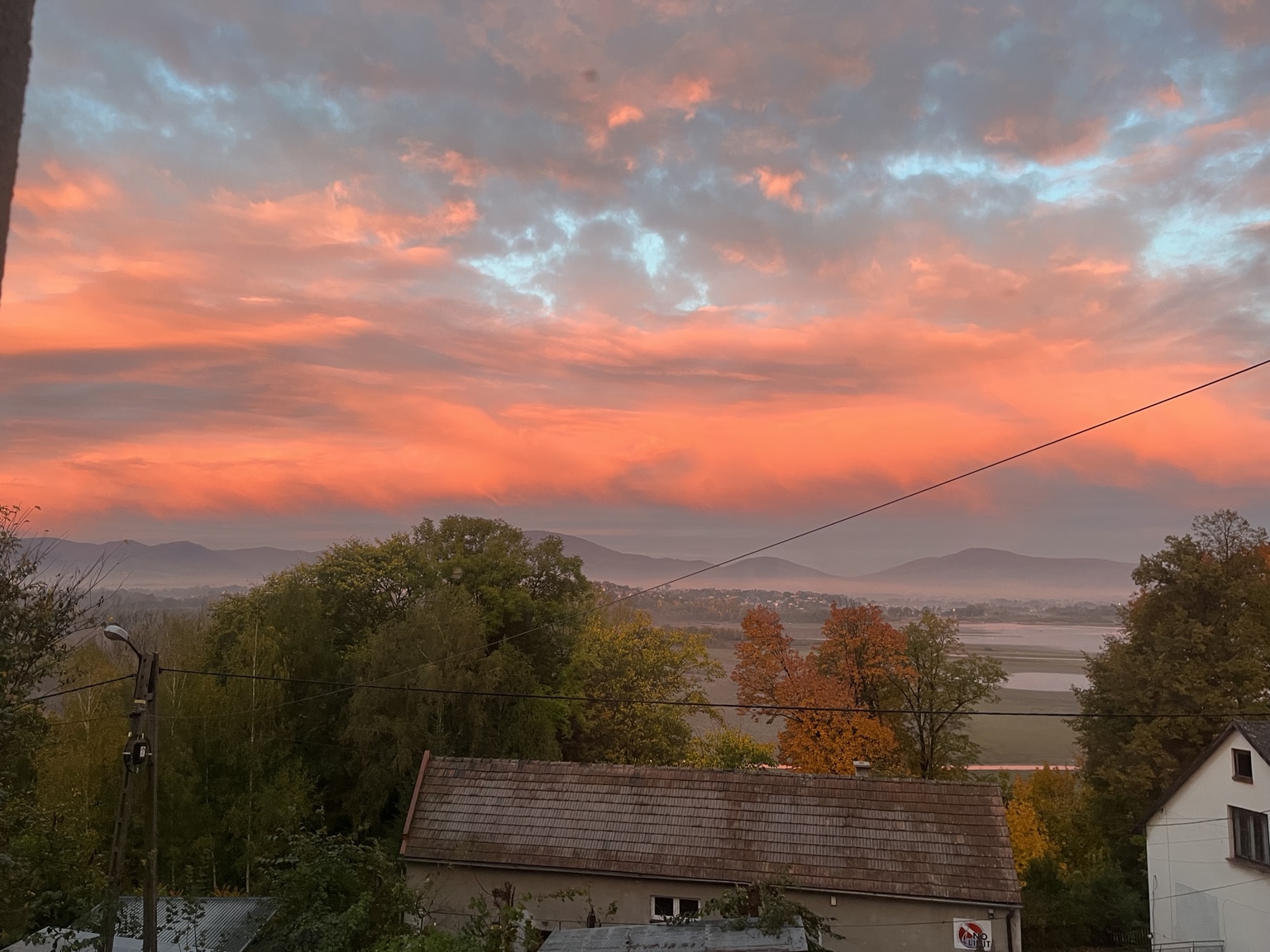Widok na jezioro i góry o zachodzie słońca
