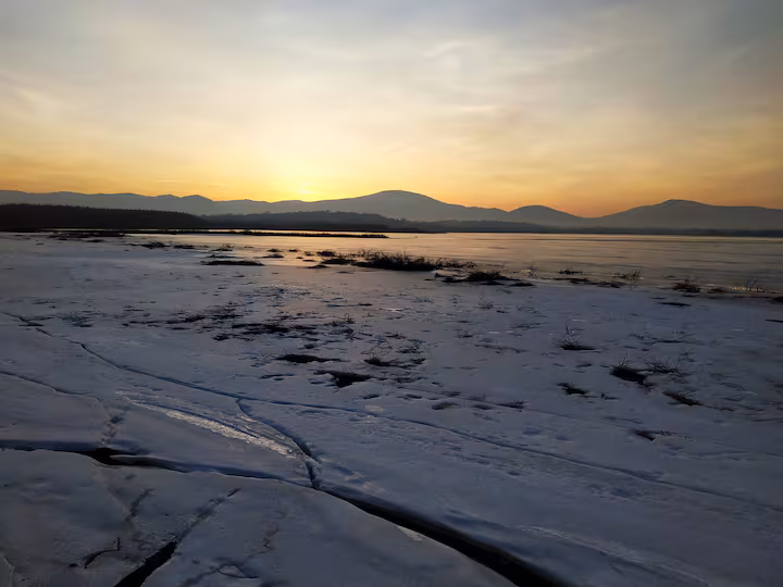 Zimowy widok na jezioro i góry
